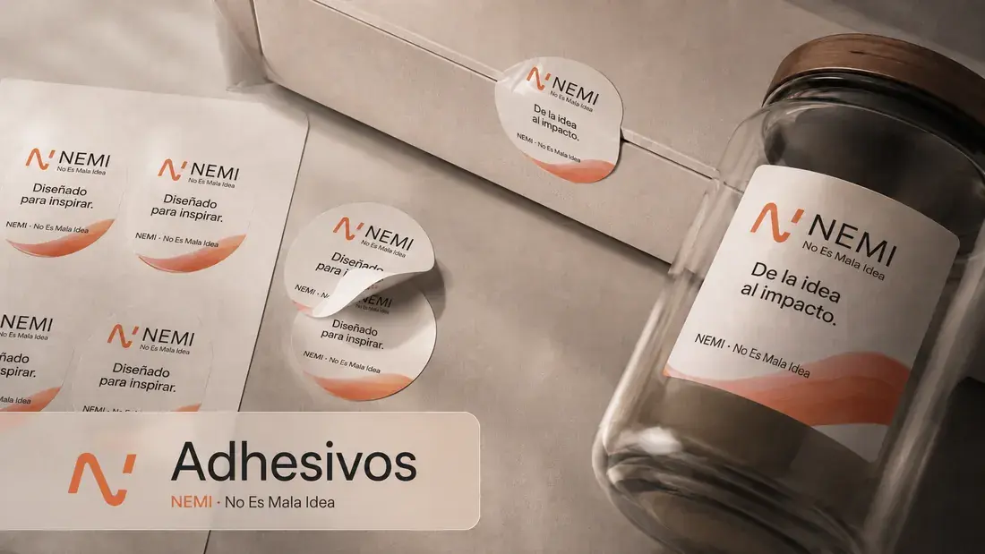 Etiquetas adhesivas NEMI aplicadas sobre envases y productos