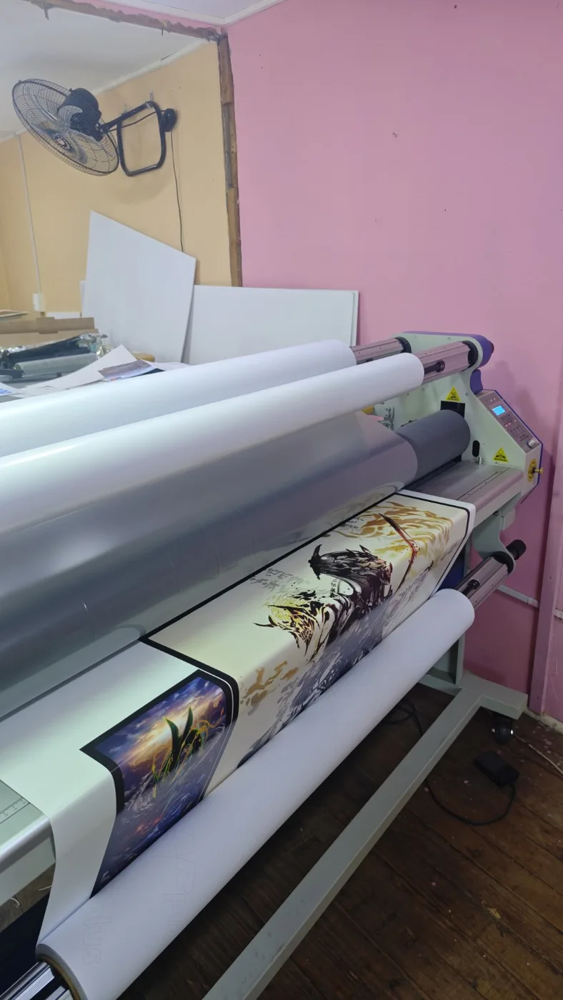 Producción real de impresión en gran formato en el taller de NEMI